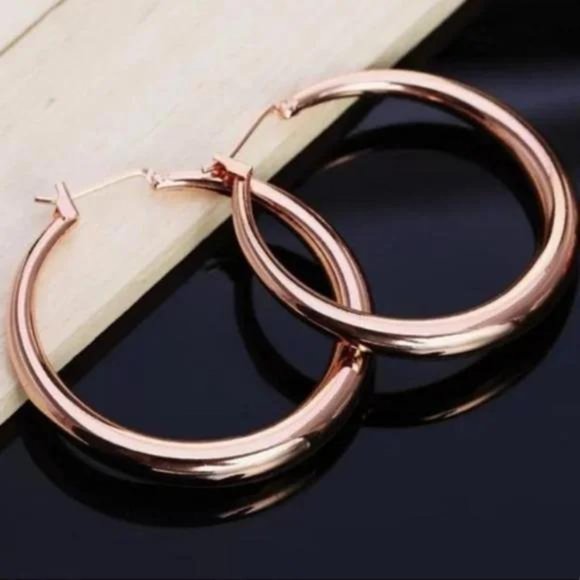 NEW 18K ROSE GOLD 1.5” ROUND HOOP EARRINGS, BEAUTIFUL EARRINGS, CUTE EARRINGS. - Picture 2 of 5